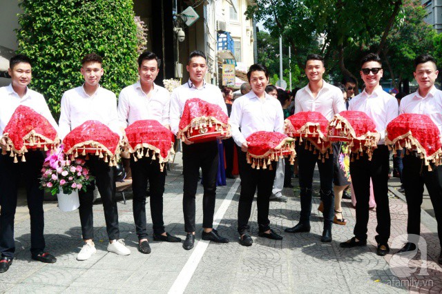 Cô dâu Diệp Lâm Anh và chú rể thiếu gia trao nhau nụ hôn đắm đuối trong lễ đón dâu